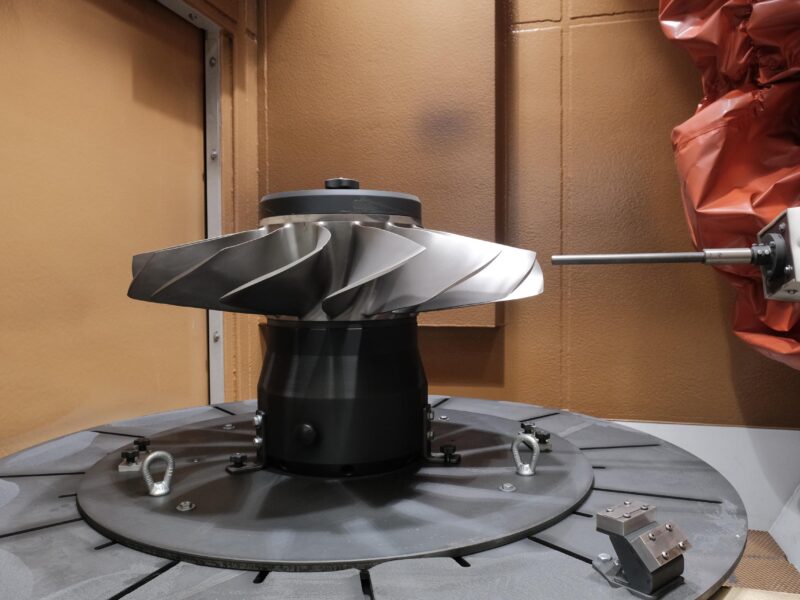 Shot peening ad aria compressa: perché preferirlo rispetto alla tecnologia a turbina